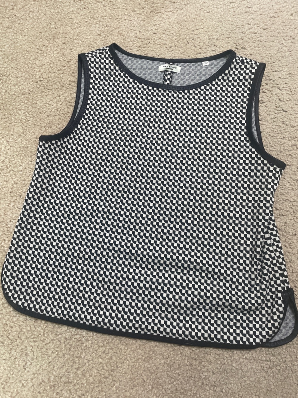 Max studio Black and White Sleeveless Geo-Print Shell